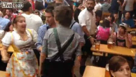 Пьяная баба на Октоберфесте пресует парня
