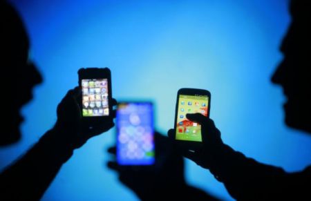 Учёные утверждают, что смартфоны вызывают зависимость во многом напоминающее алкогольную или наркотическую