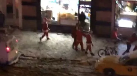 Шесть Сант и один Эльф устроили драку в Нью-Йорке
