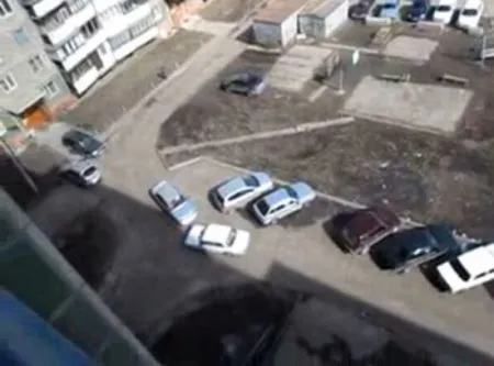 Две ТП на авто встретились в тесном дворе