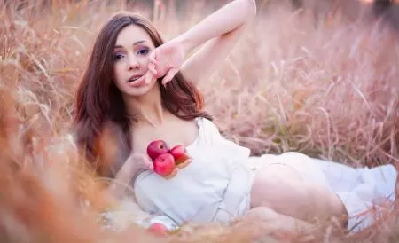 Сено-солома... и красивые девушки на фото