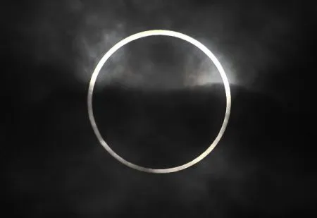 Сегодня проходит редкое кольцевое затмение Солнца