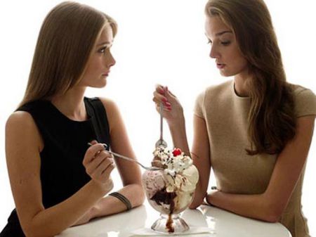 Девушки обожают мороженое и весьма мило его поглощают