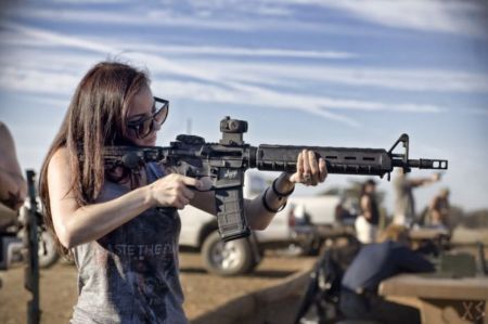 Девушки и оружие - идеальное сочетание
