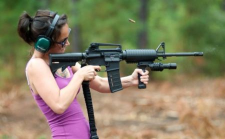Девушки и оружие - идеальное сочетание