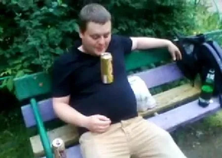 Винни пытается выпить пиво с пуза