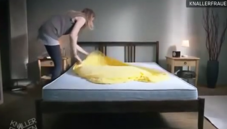 Как нужно заправлять постель