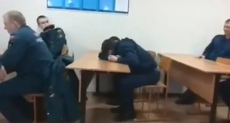 Пожарный спешит на выезд