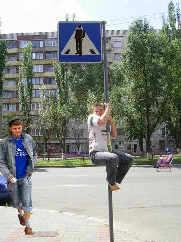 Фотожаба, мальчик на столбе Фотожаба, мальчик на столбе
