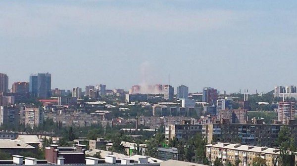 В центре Донецка взрывы и стрельба, жители бегут в бомбоубежища