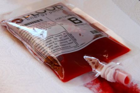 В Китае продаются пакетики с питьевой кровью