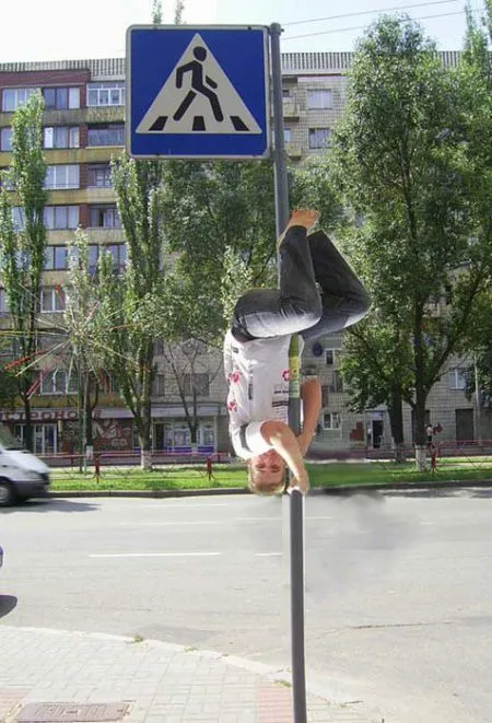Фотожаба, мальчик на столбе