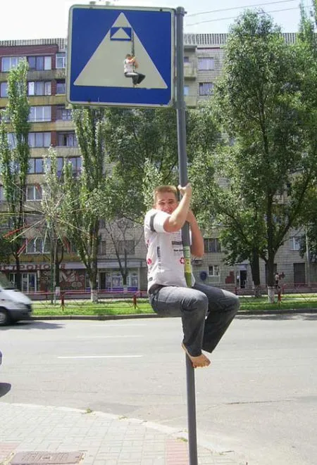 Фотожаба, мальчик на столбе