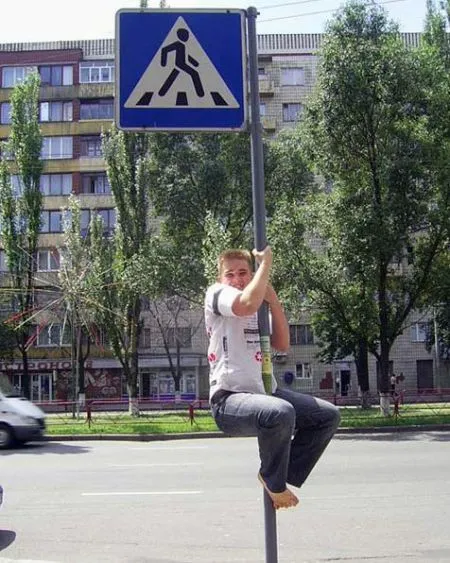 Фотожаба, мальчик на столбе