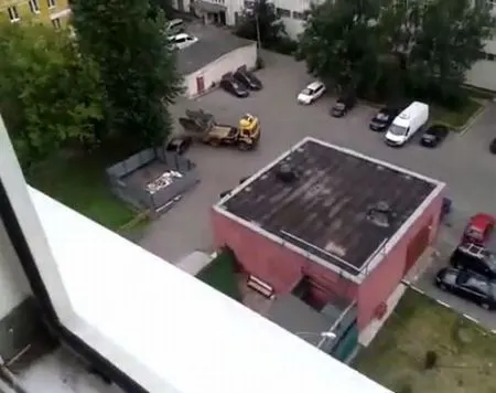 Мусорщики проучили водителя за неправильную парковку