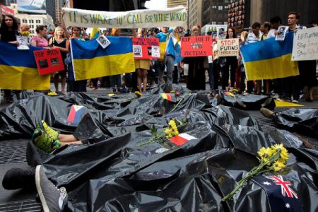 Стоп Путин: В Нью-Йорке почтили память жертв крушения Boeing-777