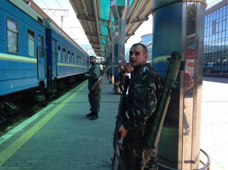 Возле ж/д вокзала Донецка ведутся бои, жителей просят не подходить к окнам
