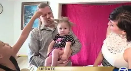 Девочка родилась после того, как в мать попала молния, и её волосы наэлектризованы уже год
