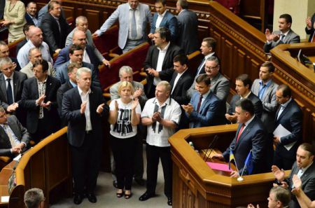 Депутаты выходят из коалиции, чтобы Порошенко мог распустить Раду