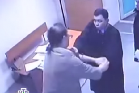 Адвокат напал на судью с мухобойкой