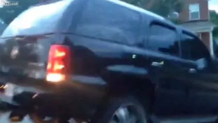 Женщина-водитель возмущена принудительной буксировкой своего автомобиля