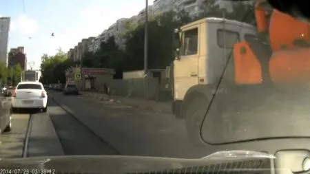 Девушка за рулем и псих на капоте
