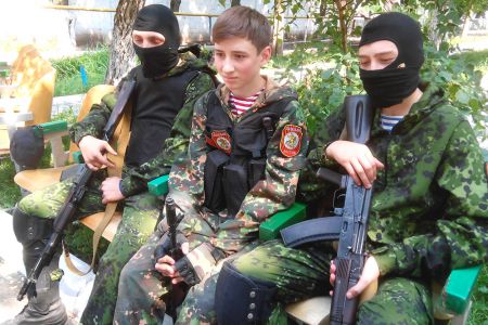 Террористы ДНР раздали детям автоматы и послали воевать