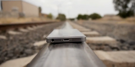 iPhone 5s против поезда