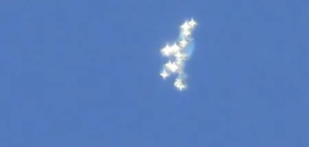 Необычные белые объекты в небе над Миланом