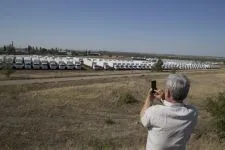 Грузовики гуманитарного конвоя РФ полупустые – журналисты