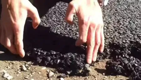 Отрываем новый асфальт руками