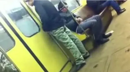 Чем это он занимается в метро
