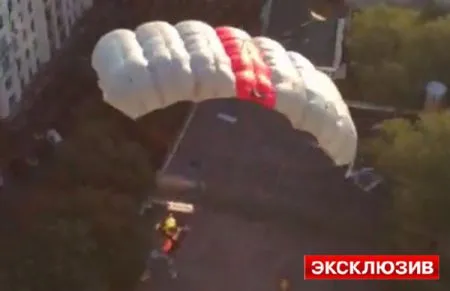 Повесивший флаг Украины над Москвой спрыгнул с крыши с парашютом (видео)