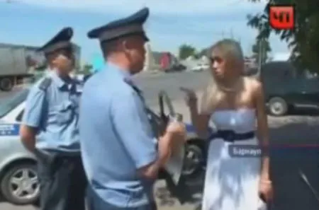 Блондинка за рулём и патрульные