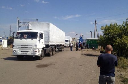 Гуманитарный конвой едет по Украине. Груз сопровождают боевики