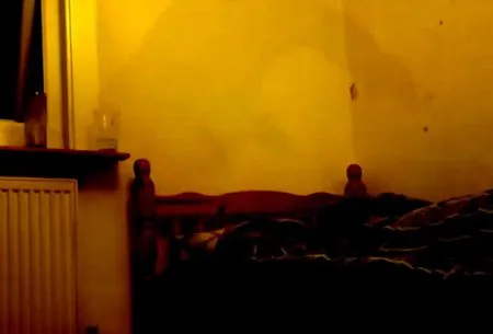 Мужчина заснял на камеру туманную тень в изголовье своей кровати