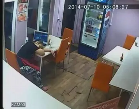 Пока девушка спала парень ограбил кафе