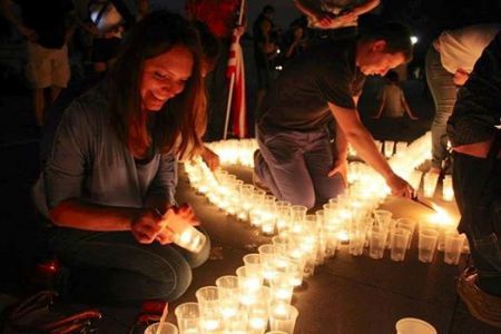 В Вашингтоне выложили из свечей большой трезубец и спели гимн Украины