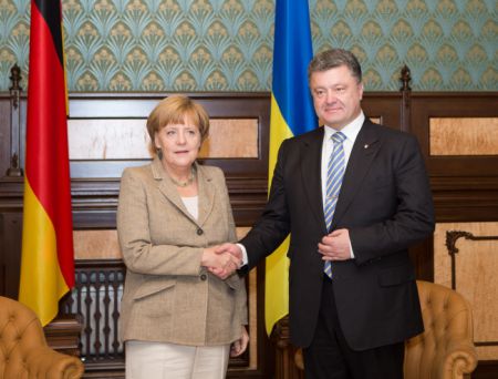 Порошенко назвал Меркель "адвокатом Украины"