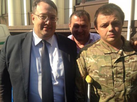 Семен Семенченко впервые снял балаклаву и показал лицо