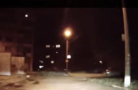 Веселый ночной дворик
