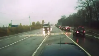 Некоторые люди не умеют водить авто вообще