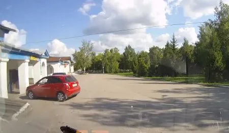 Девушка заезжает в гараж