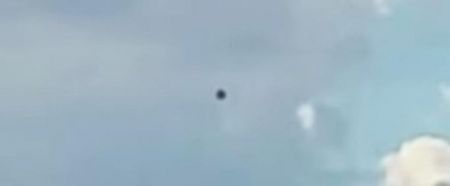 Американец снял на видео черный шар в небе