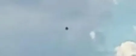 Американец снял на видео черный шар в небе