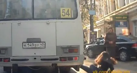 Автобус протащил девушку