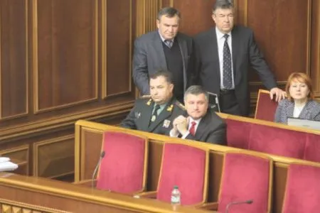 Порошенко пришел в Раду с четками, а Шуфрич без повязки на глаз