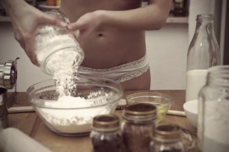 Девушка делает домашнее печенье