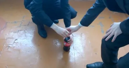 Школьники делают трюк с колой