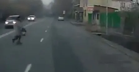 Тупая мамаша перебегает дорогу с ребенком